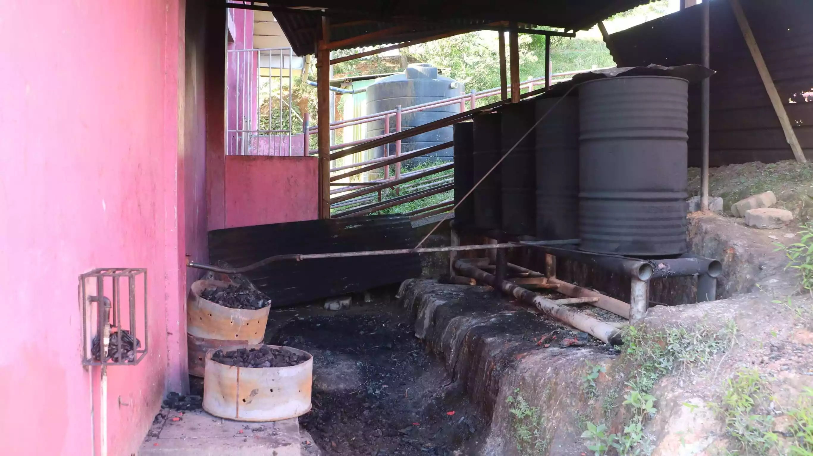 2021-01-29-nicaragua_blueenergy-biodigesteur_ancien-systeme-de-chauffage-d-eau-charbons-low-tech-lab1